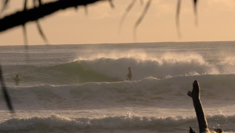 Zeitlupen-Surfer-In-Burleigh-Heads-Bei-Sonnenaufgang-An-Der-Gold-Coast,-Queensland,-Australien