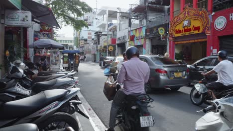 Mann-Fährt-Motorrad-Auf-Den-Belebten-Straßen-Von-Ho-Chi-Minh-Stadt-In-Vietnam