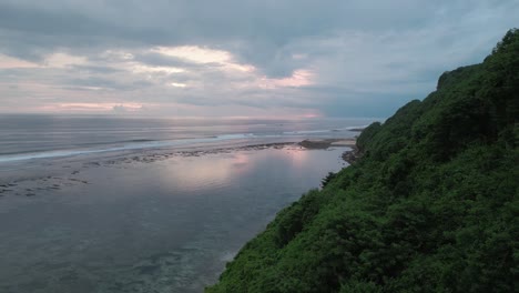 Hermoso-Reflejo-En-El-Tranquilo-Océano-Turquesa-Del-Índico-En-La-Playa-Green-Bowl-En-Bali-En-Indonesia-Durante-La-Puesta-De-Sol
