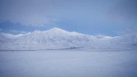Disparo-De-Dron-Que-Revela-Un-Paisaje-De-Svalbard-Cubierto-De-Nieve-Y-Soplado-Por-El-Viento