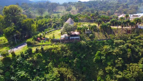 Hermosa-Vista-Aérea-Con-Drones-De-Volar-Al-Restaurante-Campestre-En-La-Selva-De-Ixhuatlán-Del-Café,-Veracruz,-México