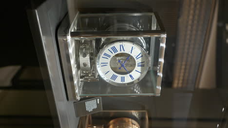 Vertikale,-Luxuriöse,-Mechanische-Uhrwerkanzeige-Von-Jaeger-Le-Coultre-Unter-Einer-Glasvitrine-In-Einer-Armbanduhrenboutique-In-Barcelona