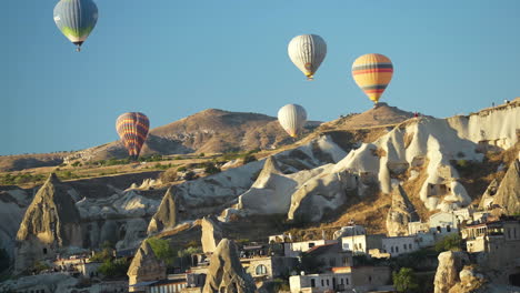 Globos-Aerostáticos-Volando-Sobre-Capadocia-Turquía-En-La-Soleada-Mañana-De-Verano