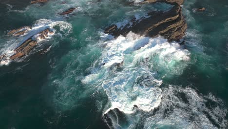 Big-wave-of-Atlantic-ocean-crashing-rocky-cliff-on-Portugal-coast,-drone-top-down-view