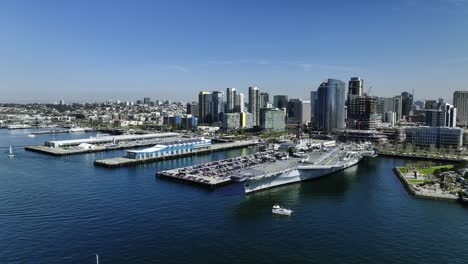 Vista-Aérea-Del-Museo-Uss-Midway-En-El-Muelle-De-La-Marina-En-El-Soleado-San-Diego,-Estados-Unidos