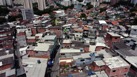 Schnelle-Drohne-Schoss-über-Dichte-Ghetto-Architektur-Und-Arme-Häuser-Im-Sonnigen-Brasilien