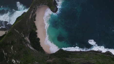 Drone-Disparó-Sobre-La-Playa-De-Bali-Kelingking-Con-Agua-Azul-Y-Grandes-Olas
