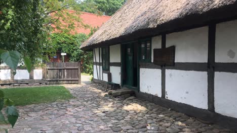 Museo-Al-Aire-Libre-De-La-Cultura-Jamno-Con-Casas-Tradicionales-De-Madera-Blanca