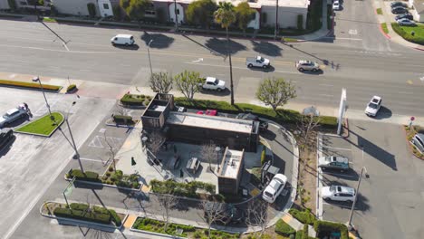 Der-Circle-Drohnen-Zeitraffer-Fängt-Ein-Seltenes,-Einzigartiges-Vorgefertigtes-Starbucks-Café-In-Südkalifornien-Ein-Und-Präsentiert-Sein-Innovatives-Hyperlapse-Design
