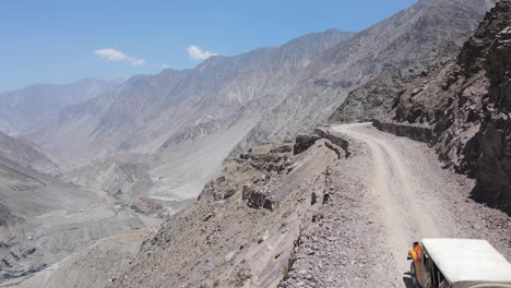 Luftaufnahme-Eines-Geländewagens-Auf-Einer-Gefährlichen-Unbefestigten-Straße-In-Den-Bergen-Pakistans,-Drohnenaufnahme