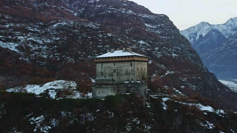 Schloss-Verres-In-Norditalien,-Aufgenommen-Von-Einer-Drohne