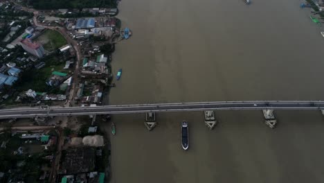 Luftaufnahme-Von-Schiffen,-Die-Im-Fluss-Rupsha,-Khulna,-Bangladesch-Ankern