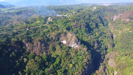 Hermosa-Vista-Aérea-Con-Drones-De-Volar-Sobre-El-Barranco-En-La-Selva-De-Ixhuatlán-Del-Café,-Veracruz,-México