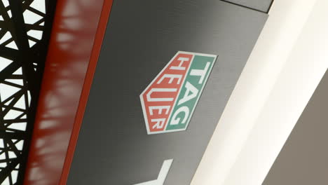 Vertikale,-Stilvolle-Tag-Heuer-Branding-Display-Werbung-In-Einer-Armbanduhren-Boutique-In-Barcelona