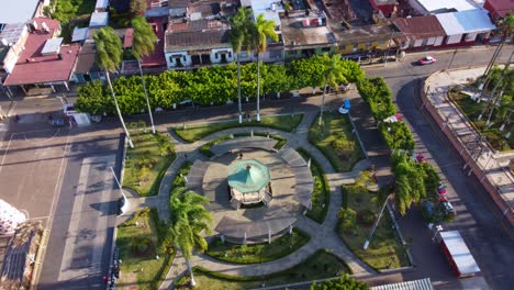 Wunderschöne-Luftaufnahme-Mit-Drohne-Der-Parks-In-Der-Stadt-Ixhuatlan-Del-Café,-Veracruz,-Mexiko