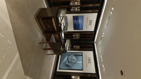Vertikaler-Innenraum-Eines-Luxuriösen-Uhrengeschäfts,-Verkaufstheke-Der-Eleganten-Marke-IWC-Schaffhausen