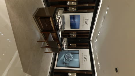 Interior-Vertical-De-Una-Lujosa-Tienda-De-Relojes,-Mostrador-De-Ventas-Al-Cliente-De-La-Elegante-Marca-Iwc-Schaffhausen