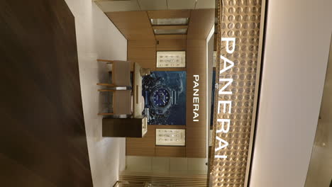 Vertikale-Vergrößerung-Des-Panerai-Luxusuhrengeschäfts-Im-Einkaufszentrum