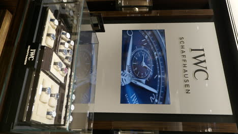 Mostrador-De-Lujo-Vertical-Iwc-Schaffhausen-Boutique-Con-Escaparate-De-Video-Marketing-Elegante-Marca-De-Relojes