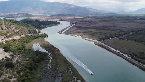 Luftaufnahme-Eines-Bootes,-Das-Auf-Dem-Fluss-In-Albanien-Segelt