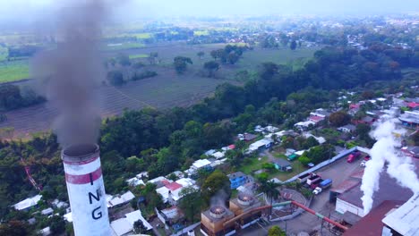 Spektakuläre-Luftaufnahme-Mit-Drohne-über-Der-Fabrik-Der-Zuckerindustrie-Auf-Providencia,-Veracruz,-Mexiko