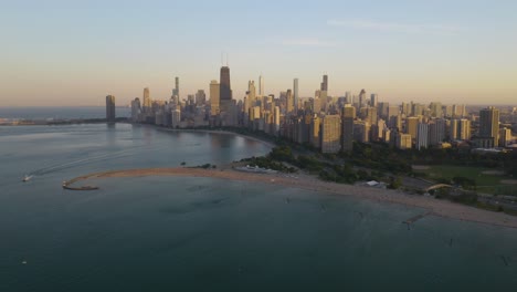 Feste-Luftaufnahme-über-Dem-Lake-Michigan-Mit-Der-Skyline-Von-Chicago-Im-Hintergrund