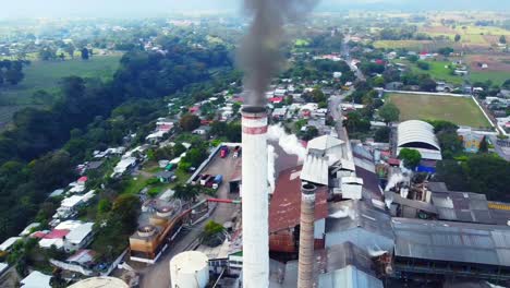 Spektakuläre-Luftaufnahme-Mit-Drohne-über-Der-Fabrik-Der-Zuckerindustrie-Auf-Providencia,-Veracruz,-Mexiko