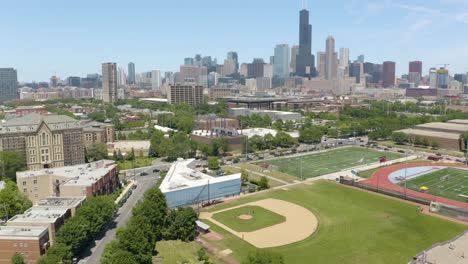 Baseball-Diamant-Mit-Der-Skyline-Von-Chicago-Im-Hintergrund