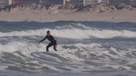 Chica-Surfista-Tratando-De-Surfear-Pequeñas-Olas-En-La-Playa,-Concepto-De-Escuela-De-Surf