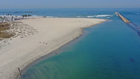 Schwenk-Drohnenaufnahme-Des-Ocean-Beach-Dog-Beach-Mit-Blick-Auf-Den-Horizont.-Man-Kann-Den-Ocean-Beach-Pier-Sehen
