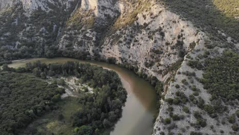 Drohnenvideo-Fliegt-über-Den-Gewundenen-Fluss-Nestos-In-Griechenland-Und-Schwenkt-Den-Sommertag-Hinunter