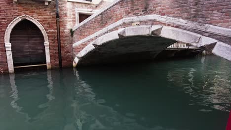 Viejo-Puente-Que-Cruza-El-Canal-En-Venecia,-Italia