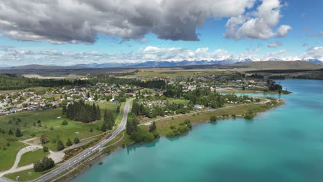 Pueblo-Del-Lago-Tekapo-Con-Un-Lago-Glacial-De-Color-Azul-Prístino-En-Nueva-Zelanda