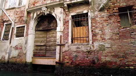 Antike-Häuser,-Gesehen-Beim-Segeln-In-Einer-Gondel-In-Venedig,-Italien