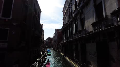Gran-Canal-Con-Casas-Flotantes-Venecianas-Al-Atardecer-En-Venecia,-Italia