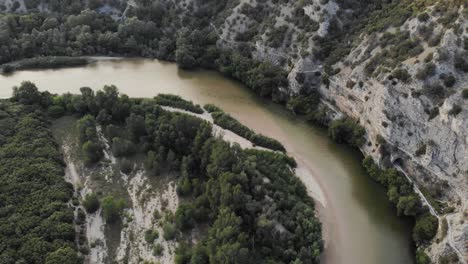 Drohnenvideo-Fliegt-über-Die-Klippen-Des-Gewundenen-Flusses-Nestos-Im-Naturpark-Griechenland-Bei-Sonnenuntergang