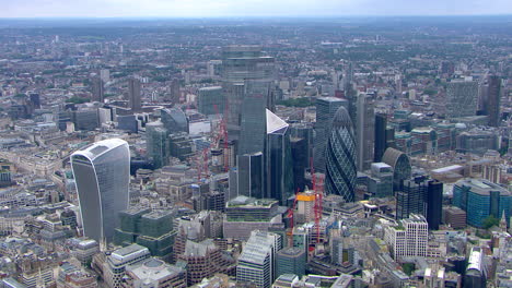 Aerial-shot-overhead-the-finance-district-in-London-city-center,-United-Kingdom
