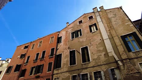 Paredes-Lentamente-Deterioradas-De-Edificios-Antiguos-En-Las-Estrechas-Calles-De-Venecia,-Italia