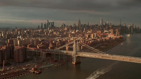 Luftaufnahme-Der-Williamsburg-Bridge-Mit-Der-Skyline-Von-Manhattan-Im-Hintergrund