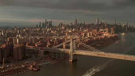 Toma-Aérea-Del-Puente-De-Williamsburg-Con-El-Horizonte-De-Manhattan-En-El-Fondo