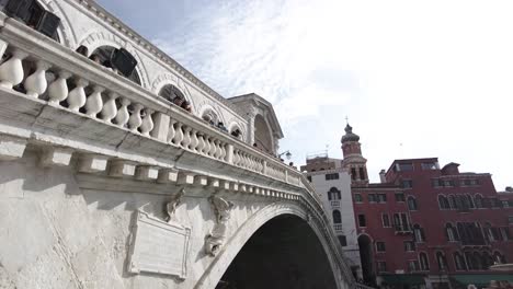 People-At-The-Famous-Rialto-Bridge-On-A-Sunny-Day-in-Venice,-Italy