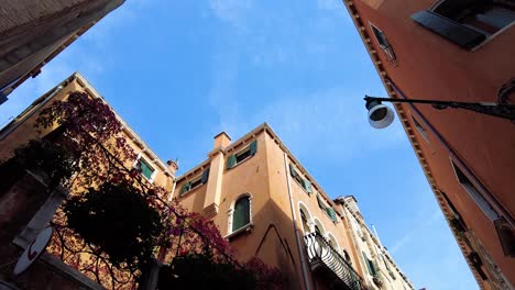 Mirando-Edificios-Históricos-Mientras-Navega-En-Góndola-En-La-Ciudad-De-Venecia,-Italia
