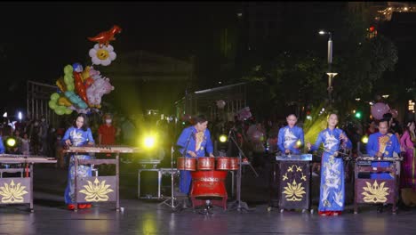 Músicos-Talentosos-Dando-Serenatas-En-La-Bulliciosa-Calle-De-La-Ciudad-De-Ho-Chi-Minh-Por-La-Noche-Con-Hermosos-Sonidos-De-Instrumentos-Tradicionales