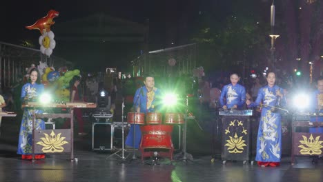 Traditionelle-Vietnamesische-Volksmusikgruppe-Tritt-Nachts-Auf-Der-Bühne-In-Ho-Chi-Minh-Stadt-Auf
