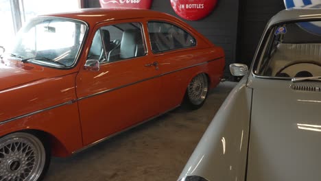 Oldtimer-Garage-Museum-Für-Alte-Autos-Mini-Cooper-Karmann-Ghia