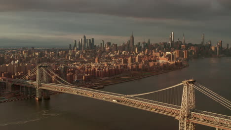 Die-Rückseite-Des-Dolly-Zeigt-Eine-Luftaufnahme-Der-Williamsburg-Bridge-East-River-Mit-Der-Skyline-Von-Manhattan-Im-Hintergrund