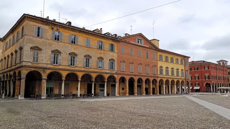 Piazza-Roma-town-square-in-Modena,-Italy-with-Monumento-a-Ciro-Menotti-in-panning-movement