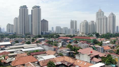 Luftaufnahme-Der-Wunderschönen-Innenstadt-Von-Jakarta-Mit-Drohne,-Die-über-Das-Dicht-Besiedelte-Wohngebiet-Der-Stadt-Jakarta,-Indonesien,-Fliegt