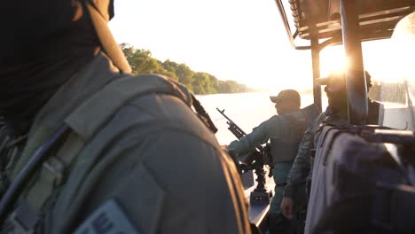 Texas-State-Troopers-Im-Boot-Patrouillieren-Auf-Rio-Grande