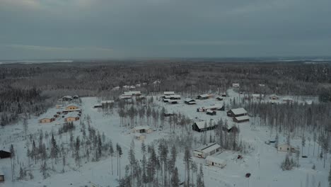 Volar-Sobre-Un-Pequeño-Pueblo-Nórdico-En-Laponia-Durante-El-Invierno